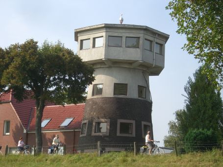 Voerde-Götterswickerhamm : Dammstraße, ehemaliger Mühlenturm mit achteckigem, weit überstehendem Aussichtsraum. "Haus Storchennest" befindet sich heute im Privatbesitz.